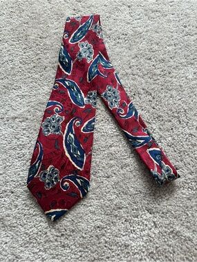 Men's Red Paisley Floral Neck Tie - Classic Dress Accessory